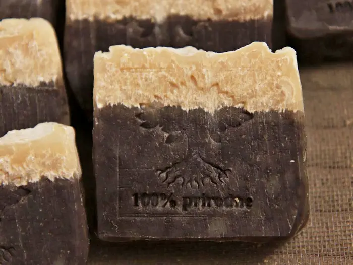 TUHÝ PIVNÝ ŠAMPÓN so zeleným ílom a amla práškom