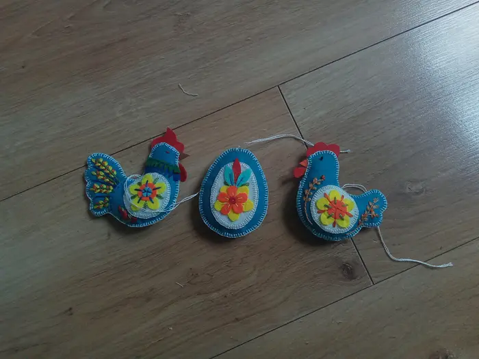 Kolekcia ručne vyrobenej sliepočky, vajíčka a kohútika.🐓