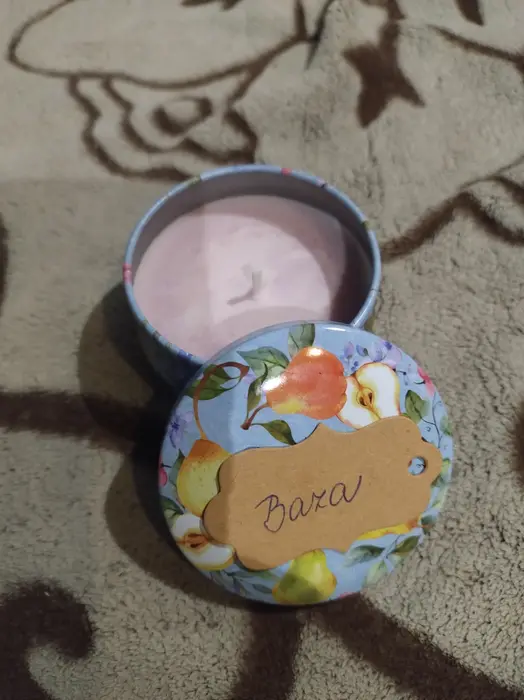 Doma vyrobená sviečka s vôňou bazy