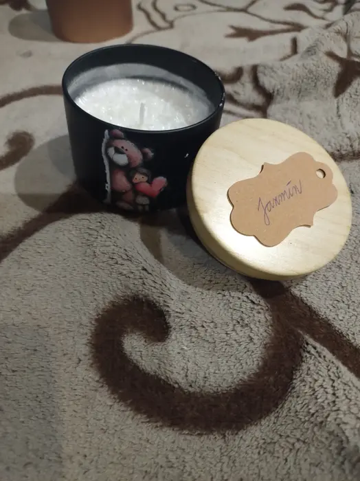 Doma vyrobená sviečka s vôňou jazmínu