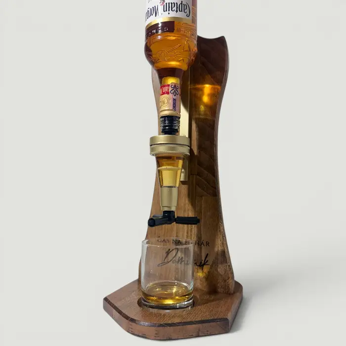 Drevený stojan na alkohol s dávkovačom